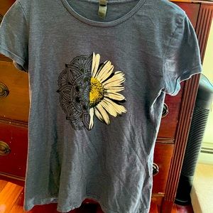 Large t-shirt, mandala and daisy